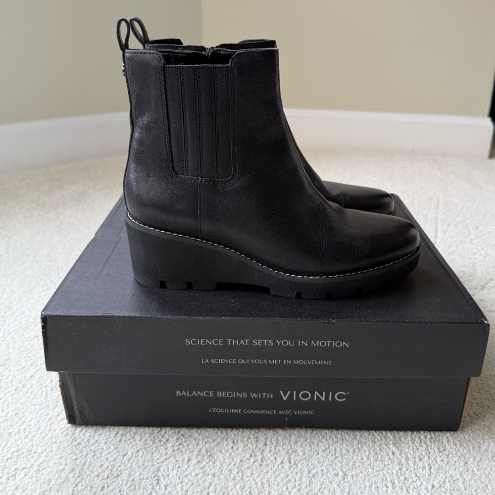 Vionic Aria Black Leather Ankle Booties 7.5 NIB